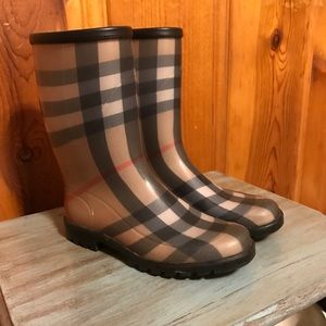Burberry rain boots size 36-one sole missing